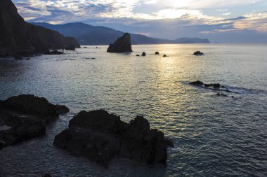 San Juan de Gaztelugatxe, sahil Bermeo, Bask Ülkesi, İspanya ünlü bir yarımada gün batımında