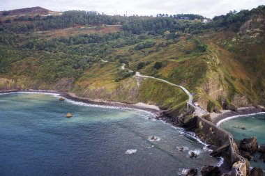 San Juan de Gaztelugatxe, sahil Bermeo, Bask Ülkesi, İspanya ünlü bir yarımada gün batımında