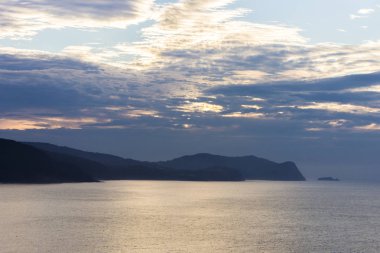 San Juan de Gaztelugatxe, sahil Bermeo, Bask Ülkesi, İspanya ünlü bir yarımada gün batımında