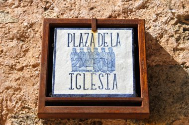 Sokak tabelası kilise Meydanı Ortaçağ şehir, Medinaceli, İspanya'anlamına gelir. Yaz 2014