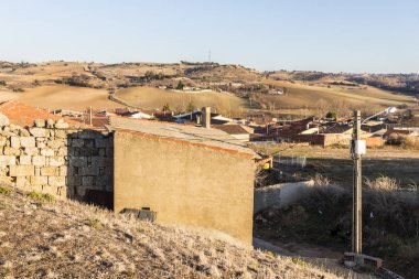 Peleas de Arriba, İspanya. Küçük kasaba ve köy, yıkık ve kuru manzara ile