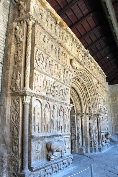 Manastır Saint Mary Rıpoll, Catalonia, İspanya heykel Romanesk portik. Dünya mirası için geçici listelerinde