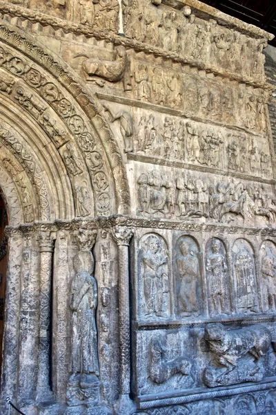 Manastır Saint Mary Rıpoll, Catalonia, İspanya heykel Romanesk portik. Dünya mirası için geçici listelerinde