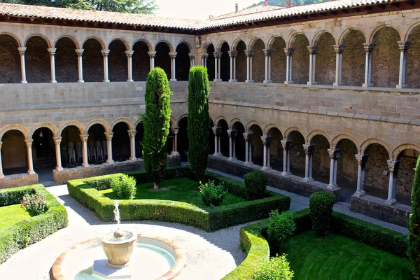 西班牙加泰罗尼亚里波尔圣玛丽修道院的回廊 — 图库照片
