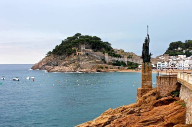 Minerva, bilgelik, ön planda Roma tanrıçası heykelinin Vila Vella, Tossa de Mar, Catalonia, İspanya, bir kale manzaralı