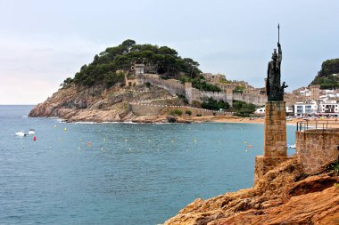 Minerva, bilgelik, ön planda Roma tanrıçası heykelinin Vila Vella, Tossa de Mar, Catalonia, İspanya, bir kale manzaralı