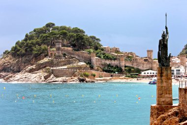 Minerva, bilgelik, ön planda Roma tanrıçası heykelinin Vila Vella, Tossa de Mar, Catalonia, İspanya, bir kale manzaralı