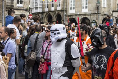 İnsanlar Star Wars III Imperial Stormtrooper geçit töreni 2017 eski şehir Santiago de Compostela, İspanya için kostüm kılığında.
