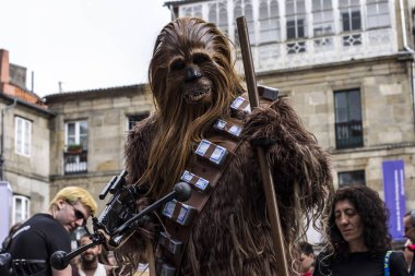 İnsanlar Star Wars III Imperial Stormtrooper geçit töreni 2017 eski şehir Santiago de Compostela, İspanya için kostüm kılığında.