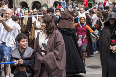 İnsanlar Star Wars III Imperial Stormtrooper geçit töreni 2017 eski şehir Santiago de Compostela, İspanya için kostüm kılığında.