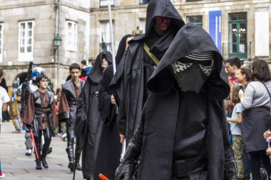 İnsanlar Star Wars III Imperial Stormtrooper geçit töreni 2017 eski şehir Santiago de Compostela, İspanya için kostüm kılığında.