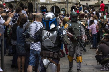 İnsanlar Star Wars III Imperial Stormtrooper geçit töreni 2017 eski şehir Santiago de Compostela, İspanya için kostüm kılığında.