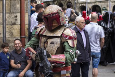 İnsanlar Star Wars III Imperial Stormtrooper geçit töreni 2017 eski şehir Santiago de Compostela, İspanya için kostüm kılığında.