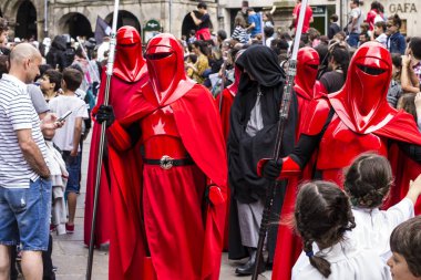 İnsanlar Star Wars III Imperial Stormtrooper geçit töreni 2017 eski şehir Santiago de Compostela, İspanya için kostüm kılığında.