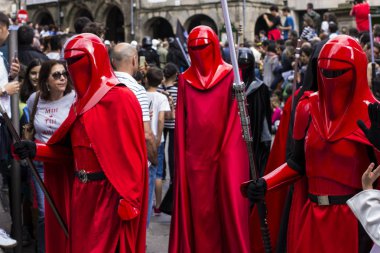 İnsanlar Star Wars III Imperial Stormtrooper geçit töreni 2017 eski şehir Santiago de Compostela, İspanya için kostüm kılığında.
