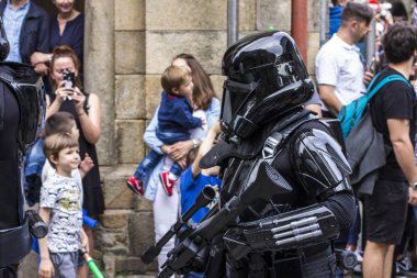 İnsanlar Star Wars III Imperial Stormtrooper geçit töreni 2017 eski şehir Santiago de Compostela, İspanya için kostüm kılığında.