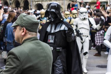 İnsanlar Star Wars III Imperial Stormtrooper geçit töreni 2017 eski şehir Santiago de Compostela, İspanya için kostüm kılığında.