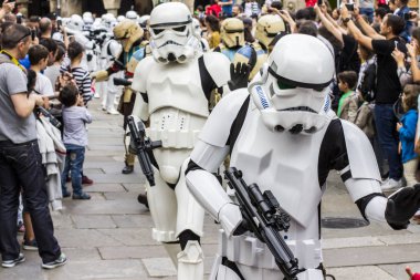 İnsanlar Star Wars III Imperial Stormtrooper geçit töreni 2017 eski şehir Santiago de Compostela, İspanya için kostüm kılığında.