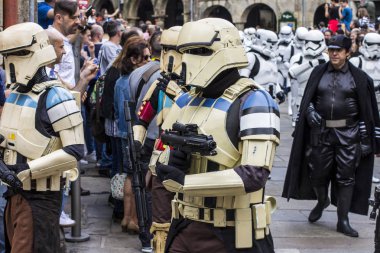İnsanlar Star Wars III Imperial Stormtrooper geçit töreni 2017 eski şehir Santiago de Compostela, İspanya için kostüm kılığında.