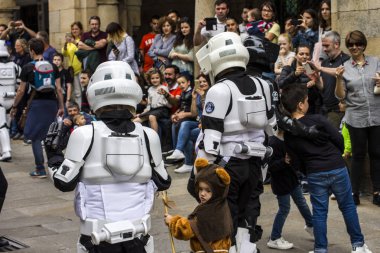 İnsanlar Star Wars III Imperial Stormtrooper geçit töreni 2017 eski şehir Santiago de Compostela, İspanya için kostüm kılığında.