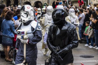 İnsanlar Star Wars III Imperial Stormtrooper geçit töreni 2017 eski şehir Santiago de Compostela, İspanya için kostüm kılığında.