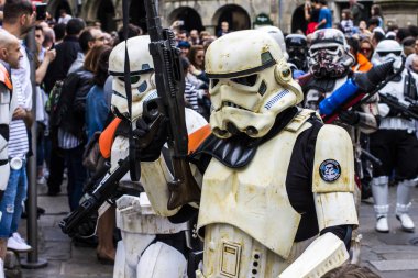 İnsanlar Star Wars III Imperial Stormtrooper geçit töreni 2017 eski şehir Santiago de Compostela, İspanya için kostüm kılığında.