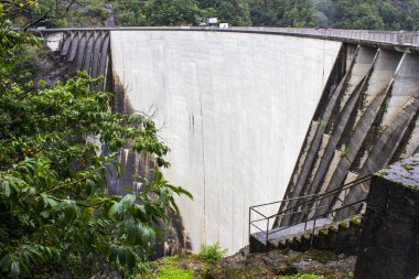 Contra Barajı Verzasca baraj veya Locarno Barajı, Ticino, İsviçre Verzasca nehrinde bir kemer Barajı olarak da bilinir. James Bond filmi çekilen Goldeneye sonra popüler bungee jumping mekan