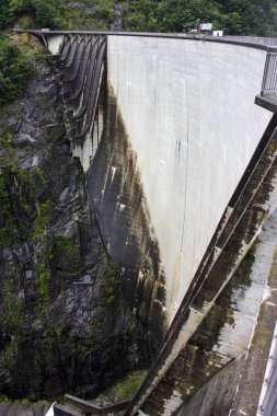 Contra Barajı Verzasca baraj veya Locarno Barajı, Ticino, İsviçre Verzasca nehrinde bir kemer Barajı olarak da bilinir. James Bond filmi çekilen Goldeneye sonra popüler bungee jumping mekan