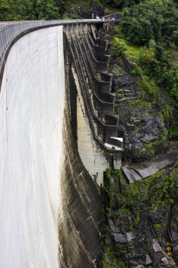 Contra Barajı Verzasca baraj veya Locarno Barajı, Ticino, İsviçre Verzasca nehrinde bir kemer Barajı olarak da bilinir. James Bond filmi çekilen Goldeneye sonra popüler bungee jumping mekan