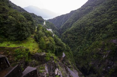 Contra Barajı Verzasca baraj veya Locarno Barajı, Ticino, İsviçre Verzasca nehrinde bir kemer Barajı olarak da bilinir. James Bond filmi çekilen Goldeneye sonra popüler bungee jumping mekan