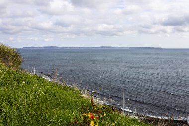 Ballycastle Bay, Atlantik Okyanusu ve Rathlin Adası'ndan Ballycastle, Kuzey İrlanda