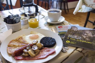 Geleneksel İrlandalı kahvaltı bir hosteli Ballycastle, County Antrim, Kuzey İrlanda