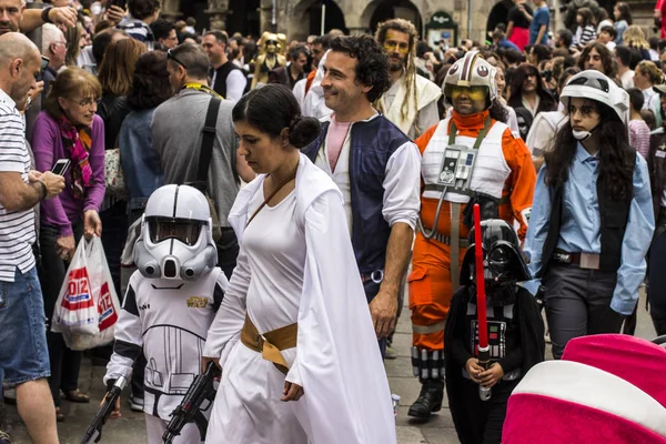 İnsanlar Star Wars III Imperial Stormtrooper geçit töreni 2017 eski şehir Santiago de Compostela, İspanya için kostüm kılığında.