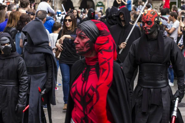 İnsanlar Star Wars III Imperial Stormtrooper geçit töreni 2017 eski şehir Santiago de Compostela, İspanya için kostüm kılığında.