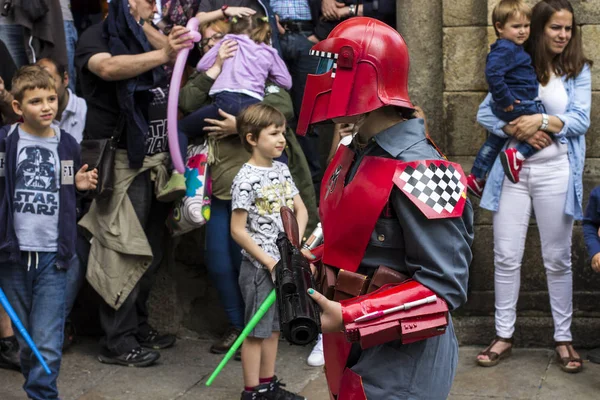 İnsanlar Star Wars III Imperial Stormtrooper geçit töreni 2017 eski şehir Santiago de Compostela, İspanya için kostüm kılığında.