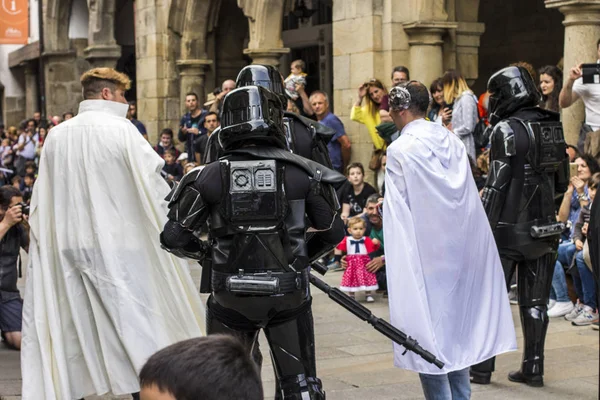 İnsanlar Star Wars III Imperial Stormtrooper geçit töreni 2017 eski şehir Santiago de Compostela, İspanya için kostüm kılığında.