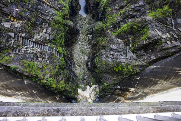 コントラ ヴェルザスカ ダムやロカルノ アーチダム スイス ティチーノ州のヴェルザスカ川としても知られています ジェームズ ボンド映画ゴールデンアイ後人気のバンジー ジャンプの会場 — ストック写真