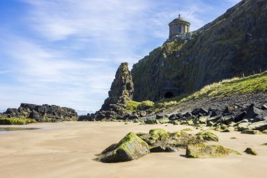 Aşağı Tepe Sahili 'nin tepesindeki ikonik Mussenden Tapınağı. Castlerock, Derry County, Kuzey İrlanda