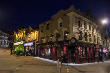 Derry - Londonderry, Kuzey İrlanda. Gweedore Bar, Peadar O'Donnells ve Tracy'nin Bar, geleneksel İrlanda pub Waterloo sokakta