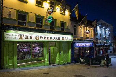 Derry - Londonderry, Kuzey İrlanda. Gweedore Bar, Peadar O'Donnells ve Tracy'nin Bar, geleneksel İrlanda pub Waterloo sokakta