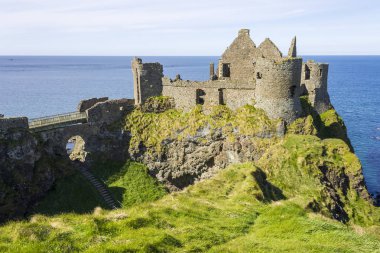 Dunluce Kalesi (İrlandaca: Dun Libhse), şimdi harap bir ortaçağ kalesi bulunan County Antrim, Kuzey İrlanda çıkıntının bir bazalt kenarında