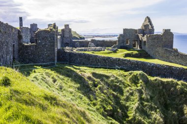 Dunluce Kalesi (İrlandaca: Dun Libhse), şimdi harap bir ortaçağ kalesi bulunan County Antrim, Kuzey İrlanda çıkıntının bir bazalt kenarında