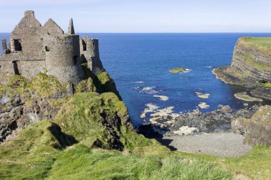 Dunluce Kalesi (İrlandaca: Dun Libhse), şimdi harap bir ortaçağ kalesi bulunan County Antrim, Kuzey İrlanda çıkıntının bir bazalt kenarında
