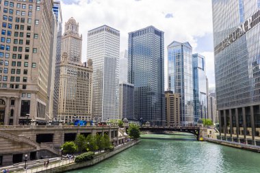 35 Doğu Wacker (Kuyumcular bina), Kemper bina, Leo Burnett Binası, 77 Batı Wacker Drive (Birleşik yapı), Chicago Nehri ve Trump International Hotel ve kule. Chicago, Illinois