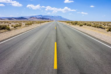 Bir Ölüm Vadisi Milli Parkı, Doğu California ve dünyanın en sıcak yerlerden biri bulunan bir çöl vadi haçlar yolların