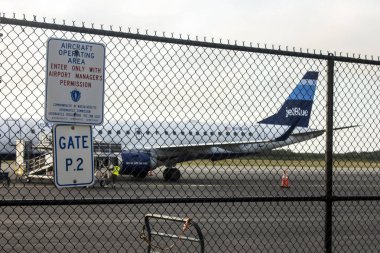 Martha'nın üzüm Havaalanı (Mvy), Massachusetts, Amerika Birleşik Devletleri bir çit ile görülen Jetblue Airways Corporation uçak