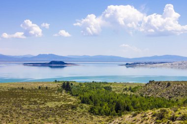 Mono Gölü, Mono County, Kaliforniya 'da büyük, sığ bir tuzlu soda gölü, tufa kaya oluşumları var.