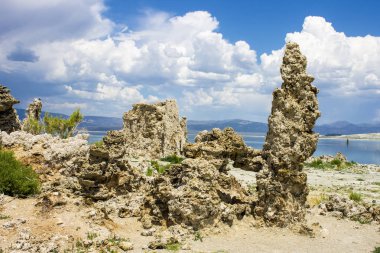 Mono Gölü, Mono County, Kaliforniya 'da büyük, sığ bir tuzlu soda gölü, tufa kaya oluşumları var.