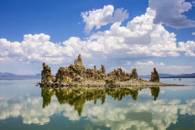 Mono Gölü, Mono County, Kaliforniya 'da büyük, sığ bir tuzlu soda gölü, tufa kaya oluşumları var.