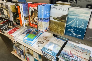 Nantucket Adası bir rafta iç Mitchell'ın kitap köşe, Nantucket kentindeki Massachusetts bir kitapçıda hakkında kitaplar